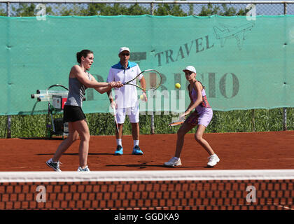 Tennis-Trainer Spieler auf einem Tennisplatz Lektion erteilen Stockfoto