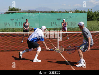 Tennis-Doppel-Match auf Sandplatz Stockfoto