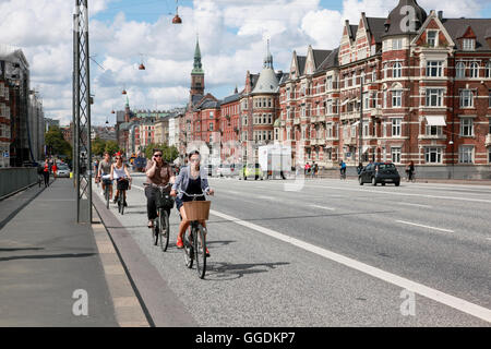 Radfahrer und Verkehr auf der Langebro Brücke mit Blick auf H C Andersens Boulevard im Zentrum von Kopenhagen, Dänemark Stockfoto