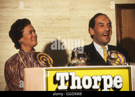 Jeremy Thorpe 1979. "Thorpe arbeitet für uns" mit Frau Marion bei seiner Adoptionssitzung für seinen Wahlkreis Barnstable 1979 in Nord-Devon. 1970er HOMER SYKES Stockfoto