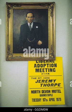 Jeremy Thorpe MP 1970er "Thorpe works for US" sein Wahlslogan. Jeremy Thorpe ist ein britischer Politiker, der von 1959 bis 1979 in seinem Wahlkreis Nord-Devon als Abgeordneter für Nord-Devon fungierte. Er verlor seinen liberalen Parlamentssitz in diesen Jahren bei den Parlamentswahlen. Devon, England, ungefähr am 1979. April. Barnstable Devon UK HOMER SYKES Stockfoto