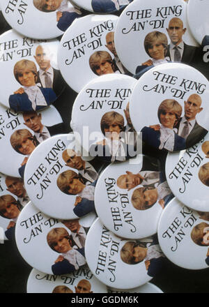 Prinz Charles und Diana königliche Hochzeit souvenir pin Anstecker der König ein Di Prinz Charles und Lady Diana Spencer am Mittwoch, 29. Juli 1981 1980 s UK HOMER SYKES nahm Stockfoto