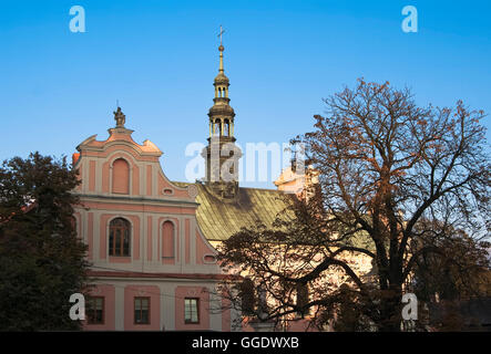 Der Glockenturm der Kirche St. Michael auf dem Hintergrund des blauen Himmels in der polnischen Stadt Sandomierz Stockfoto