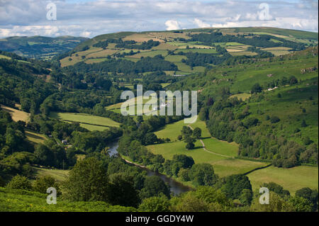 Blick über den Fluss Wye im Upper Wye Valley in der Nähe von Builth Wells, Powys, Wales, UK Stockfoto