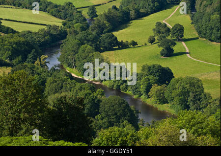 Blick über den Fluss Wye im Upper Wye Valley in der Nähe von Builth Wells, Powys, Wales, UK Stockfoto