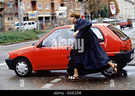 VAYA CON DIOS - UND FÜHRE UNS IN VERSUCHUNG / Vaya Con Dios D 2001 / Zoltan Spiranelli Drei Mönche Ziehen Durchs Land: Der Asketische Benno, der stets Hungrige Tassilo und Arbo (DANIEL BRÜHL), der Noch Nie Eine Frau gesehen...gabs Hut. Ihr Kloster in Brandenburg Wird Geschlossen Und so Machen Sich sterben Drei Auf Den Weg Nach Italien, um Dort in Einem Anderen Kloster Zuflucht Zu Finden. Ihre Einzige Habe Sind Ihre Kutten bin Leib, Ein Kostbares Buch Und Jede Menge Gottvertrauen. So Begegnen Sie der modernen Welt, Mit Ihren Versuchungen, Aber Auch Ihren öffentlichen Und Herausforderungen. Das Größte Stockfoto