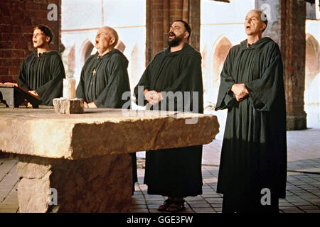 VAYA CON DIOS - UND FÜHRE UNS IN VERSUCHUNG / Vaya Con Dios D 2001 / Zoltan Spiranelli Drei Mönche Ziehen Durchs Land: Der Asketische Benno (MICHAEL GWISDEK), der stets Hungrige Tassilo (MATTHIAS BRENNER) und Arbo (DANIEL BRÜHL), der Noch Nie Eine Frau gesehen...gabs Hut. Ihr Kloster in Brandenburg Wird Geschlossen Und so Machen Sich sterben Drei Auf Den Weg Nach Italien, um Dort in Einem Anderen Kloster Zuflucht Zu Finden. Ihre Einzige Habe Sind Ihre Kutten bin Leib, Ein Kostbares Buch Und Jede Menge Gottvertrauen. So Begegnen Sie der modernen Welt, Mit Ihren Versuchungen, Aber Auch Ihren öffentlichen Stockfoto