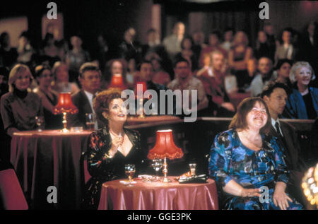 LITTLE VOICE / wenig Stimme GB 1998 / Mark Herman Seit Dem Tod Ihres Anspieltipp Zieht Sich Laura Immer Mehr Zurück. Sie Verbringt Ihre Tage Mit Dem Nachsingen Berühmter Hits. Der Schmierige Agent Ray sagen wird aus Laura, insgesamt wenig Stimme, Kapital Schlagen... Szene Mit Lauras Mutter (BRENDA BLETHYN) Und ANNETTE BADLAND. Regie: Mark Herman aka. Little Voice Stockfoto