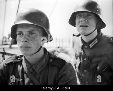 DIE BRÜCKE / Deutschland 1959 / Bernhard Wicki VOLKER LECHTENBRINK (Klaus Hager), FRANK GLAUBRECHT (Borchert), Im Kriegsfilm: "Die Brücke", 1959. Regie: Bernhard Wicki Stockfoto