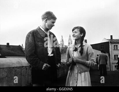 DIE BRÜCKE / Deutschland 1959 / Bernhard Wicki VOLKER LECHTENBRINK (als Klaus Hager) Und CORDULA TRANTOW als Franziska, Im Kriegsfilm: "Die Brücke", 1959. Regie: Bernhard Wicki Stockfoto