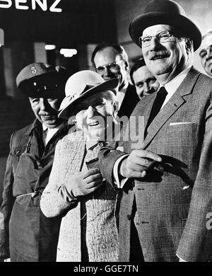 STERBEN HERREN MIT DER Donnersberger ÜBERGEHENDE / BRD 1969 / Wolfgang Staudte Szene Mit WILLY REICHERT (Otto Sikorski), AGNES WINDECK (Elisabeth Zenker) Und MARTIN HELD (Herbert Zenker). Regie: Wolfgang Staudte Stockfoto