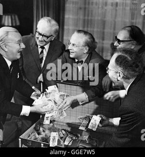 STERBEN HERREN MIT DER Donnersberger ÜBERGEHENDE / BRD 1969 / Wolfgang Staudte Szene Mit MARTIN HELD (Herbert Zenker, Li), RUDOLF SCHÜNDLER (Willy Stademann, mi.) Und HEINZ ERHARDT (Heinrich Schellert, 2.v.re.). Regie: Wolfgang Staudte Stockfoto