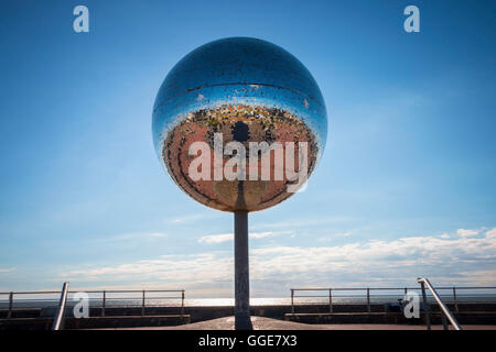 reflektierende verspiegelten Kugel Skulptur am Strand von Blackpool Stockfoto