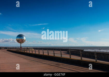 reflektierende verspiegelten Kugel Skulptur am Strand von Blackpool Stockfoto