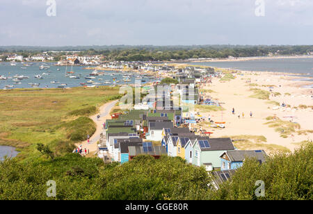 Hengistbury Head, einer Landzunge an der Küste von Dorset, England, ist Heimat für einige sehr wünschenswert Strandgrundstück - farbenfrohe Strandhütten. Stockfoto