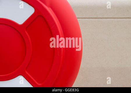 Detail der Rettungsring Saver montiert an Wand am Meer am Strand von Blackpool Stockfoto