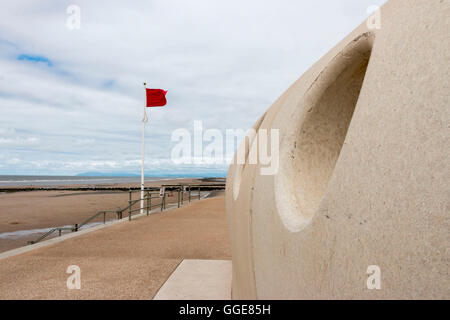 Rote Flagge bei der Betonabwehr in Blackpool Stockfoto