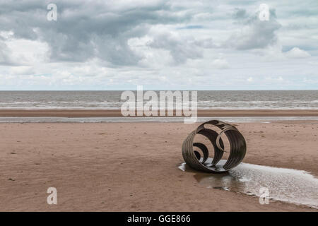 riesige Metall Skulptur einer Schale am Meer in Blackpool Stockfoto