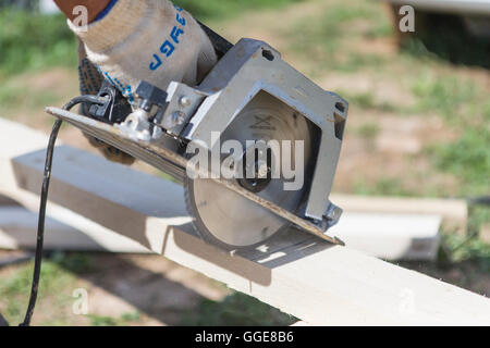 Kreissäge schneiden Holzbalken Stockfoto