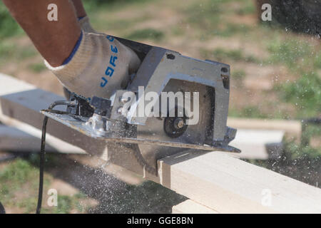 Kreissäge schneiden Holzbalken Stockfoto