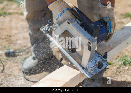 Kreissäge schneiden Holzbalken Stockfoto