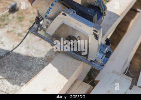 Kreissäge schneiden Holzbalken Stockfoto