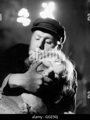 NACHTS, WENN DER TEUFEL KAM / Deutschland 1957 / Robert Siodmak Bruno Lüdke (MARIO ADORF) Und Sein Opfer, Kellnerin Lucy (MONIKA JOHN).  Regie: Robert Siodmak Stockfoto