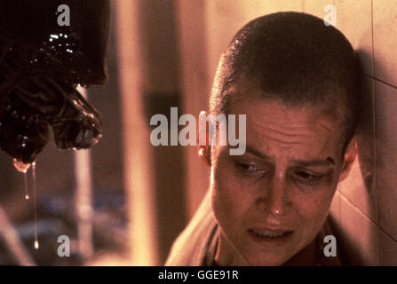 ALIEN - DIE WIEDERGEBURT / Alien: Auferstehung USA 1997 / Jean-Pierre Jeunet Szene Mit SIGOURNEY WEAVER (Ellen Ripley). Regie: Jean-Pierre Jeunet aka. Ausländer: Auferstehung Stockfoto