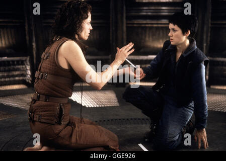 ALIEN - DIE WIEDERGEBURT / Alien: Auferstehung USA 1997 / Jean-Pierre Jeunet Szene Mit SIGOURNEY WEAVER (Ellen Ripley) Und WINONA RYDER (Annalee Call). Regie: Jean-Pierre Jeunet aka. Ausländer: Auferstehung Stockfoto