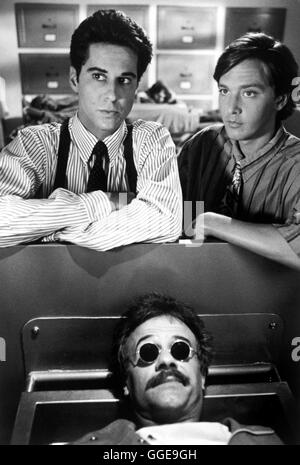 IMMER ÄRGER MIT BERNIE / Wochenende an Bernies USA 1989 / Ted Kotcheff Szene Mit JONATHAN SILVERMAN (Richard Parker), ANDREW MC CARTHY (Larry) Und TERRY KISER (Bernie, Vorne). Regie: Ted Kotcheff aka. Wochenende in Bernies Stockfoto