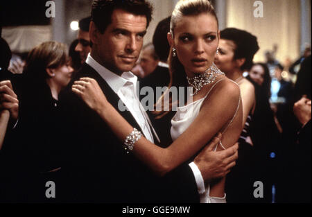 STERBEN, THOMAS CROWN AFFAIRE / The Thomas Crown Affair USA 1999 / John McTiernan Szene Mit PIERCE BROSNAN (Thomas Crown) und ESTHER CANDAS (Anna). Regie: John McTiernan aka. The Thomas Crown Affair Stockfoto