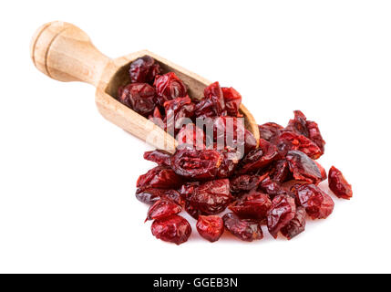 getrocknete Cranberries in einem Holzlöffel auf weiß Stockfoto