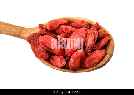 Goji-Beere. Getrocknete Gojibeeren auf einem Holzlöffel isoliert auf weiss mit Beschneidungspfad Stockfoto