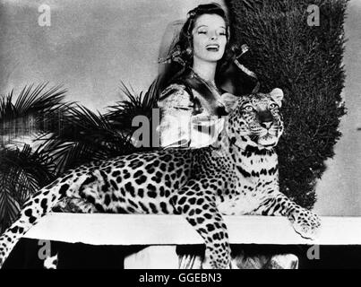 LEOPARDEN NACHKRIEGSFILMEN Mann NICHT / Bringing up Baby USA 1938 / Howard Hawks KATHARINE HEPBURN als Susan Vance Mit LEOPARD 'Baby', in Howard Hawks Screwball-Komödie: "Leoparden Nachkriegsfilmen Mann Nicht", 1938. Regie: Howard Hawks aka. Bringing up Baby Stockfoto