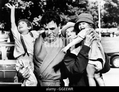 EINE GANZ NORMAL VERRÜCKTE FAMILIE / Leute! USA / I 1992 / Ted Kotcheff Kevin (KEVIN TIMOTHY CHEVALIA), Jon Aldrich (TOM SELLECK), Harry Aldrich (DON AMECHE), Audrey Aldrich (WENDY CREWSON) Regie: Ted Kotcheff aka. Leute! Stockfoto