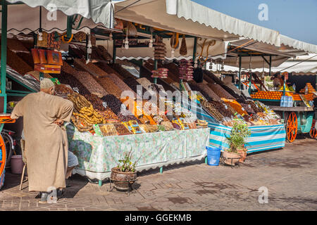 Schausteller auf ein Foodstall in Jamaa el Fna, Marrakesch, Marokko. Der Stall verkauft getrockneten Früchten, Süßigkeiten und Gewürze. Stockfoto