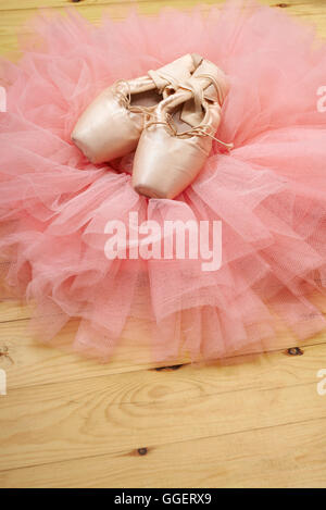 paar von Ballett Schuhe Pointes mit Bändern auf Holzboden Stockfoto