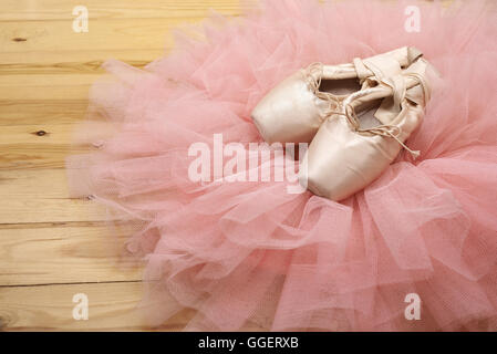 paar von Ballett Schuhe Pointes mit Bändern auf Holzboden Stockfoto