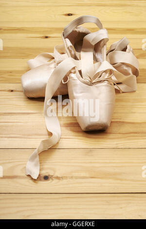 paar von Ballett Schuhe Pointes mit Bändern auf Holzboden Stockfoto