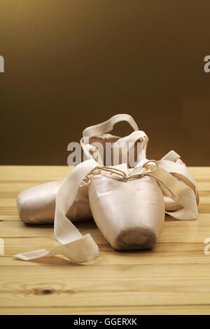 paar von Ballett Schuhe Pointes mit Bändern auf Holzboden Stockfoto