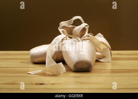 paar von Ballett Schuhe Pointes mit Bändern auf Holzboden Stockfoto