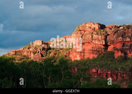 Nourlangie Rock leuchtet in den letzten Strahlen der Sonnenuntergang. Stockfoto