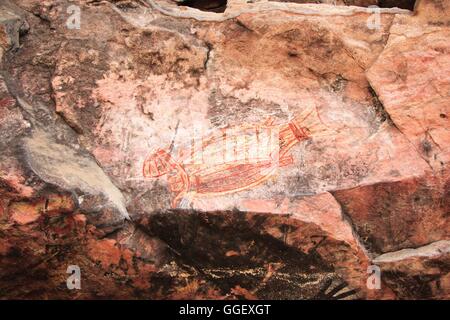 Aborigine-Gemälde im Schatten der Felsen bei Cannon Hill. Stockfoto