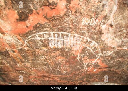 Aborigine-Gemälde im Schatten der Felsen bei Cannon Hill. Stockfoto