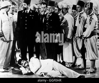 EINE NACHT IN CASABLANCA / eine Nacht in Casablanca USA 1946 / Archie Mayo Filmszene Mit HARPO MARX (liegend), aus "A Night in Casablanca", 1946-Regie: Archie Mayo aka. Eine Nacht in Casablanca Stockfoto