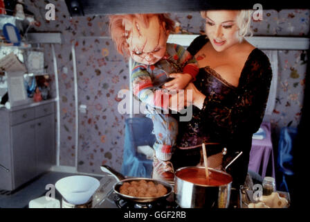 CHUCKY UND SEINE FOTOARBEIT / Bride of Chucky USA 1998 / Ronny Yu Szene Mit JENNIFER TILLY (Tiffany). Regie: Ronny Yu aka. Braut von Chucky Stockfoto