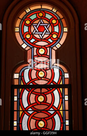 Ein Glasfenster in der denkmalgeschützten Eldridge Street Synagogue, eröffnet im Jahre 1887 in Manhattans Lower East Side. Stockfoto