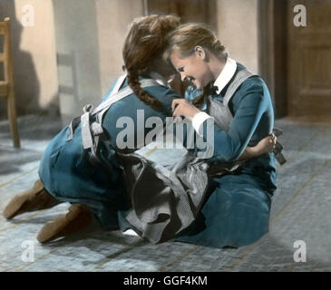 MÄDCHEN IN UNIFORM / Deutschland 1958 / Geza von Radvaanyi SABINE SINJEN (Rechts) in "Mädchen in Uniform", 1958. Regie: Geza von Radvanyi Stockfoto