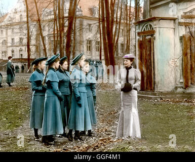 MÄDCHEN IN UNIFORM / Deutschland 1958 / GÄza von Radvanyi LILLI PALMER in Einer Filmszene aus "Mädchen in Uniform", 1958. Regie: GÄza von Radv nyi Stockfoto