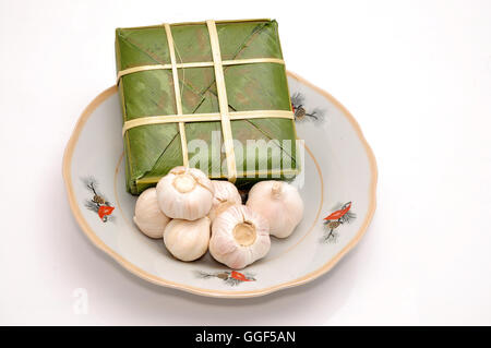 gefüllte Klebreis Kuchen oder Banh Chung auf weißem Hintergrund Stockfoto